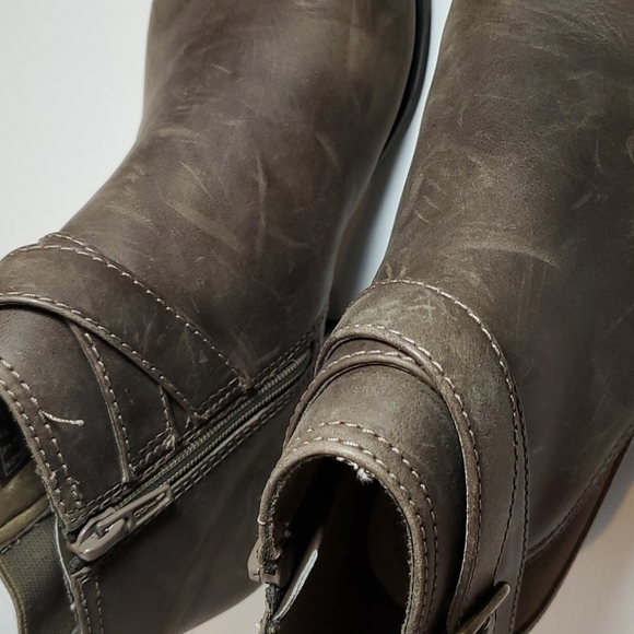 Clarks Booties Distressed Strap Ultimate Comfort Ankle Boots Size 7 - Picture 12 of 13